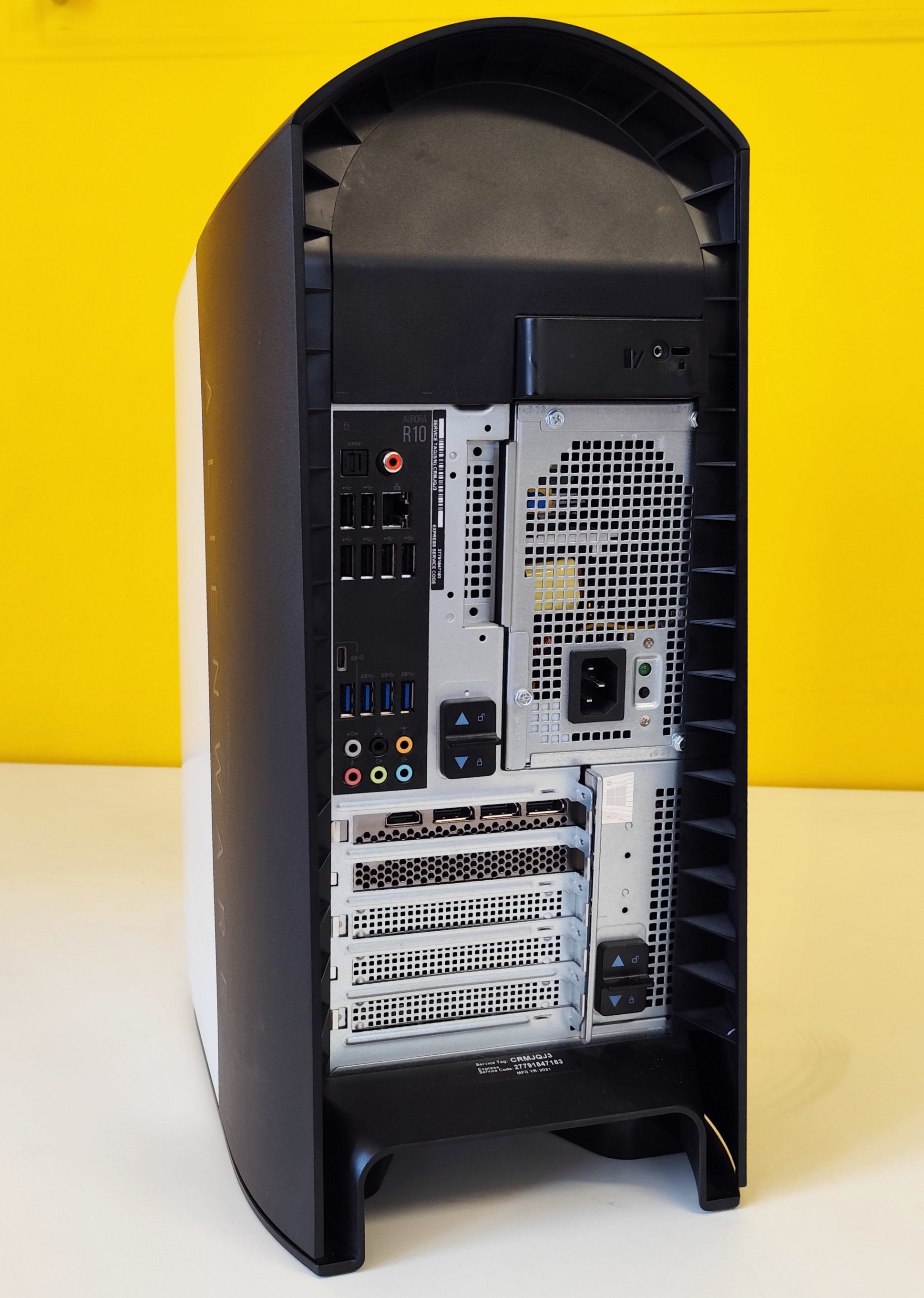 Retro del Dell Alienware Aurora R10 con porte I/O e slot di espansione, ideale per configurazioni gaming personalizzate. Retro del Dell Alienware Aurora R10 con porte I/O e slot di espansione, ideale per configurazioni gaming personalizzate.